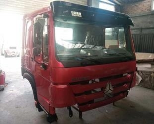 Cabina alta vermelha 2 camas Sinotruk Condução de caminhão Trator com fabricação
